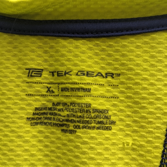 ๐ Bundle- athletic tops in great condition! ๐๐ฒ๐๏ธโโ๏ธ - Picture 5 of 12